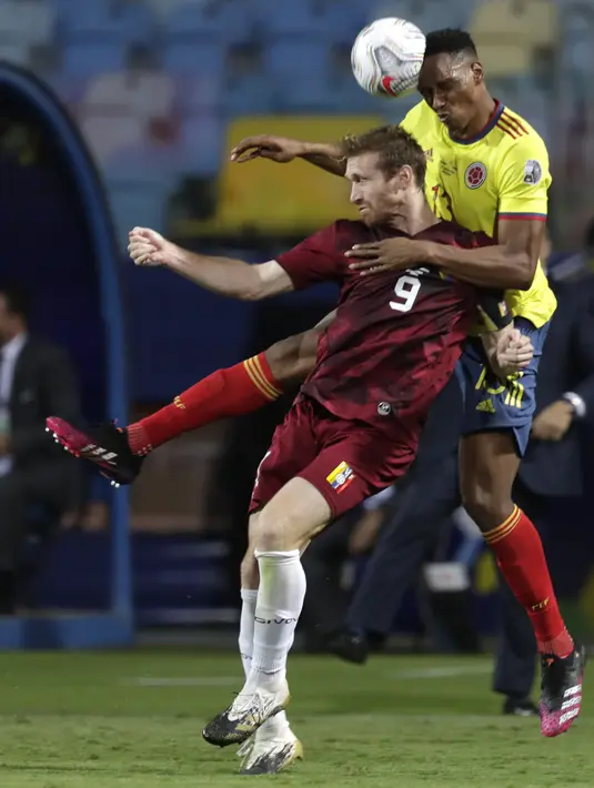 Penyerang timnas Venezuela, Fernando Aristeguieta dan bek  Kolombia, Yerry Mina berebut bola pada laga kedua Grup B Copa America 2021 di Estadio Olimpico Pedro Ludovico Teixeira, Golania, Brasil, Jumat (18/6/2021). Timnas Kolombia dan Venezuela bermain imbang 0-0. (AP Photo/Ricardo Mazalan)