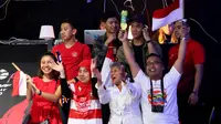 Suporter Indonesia memberikan dukungan untuk para pemain yang bertanding di Denmark Terbuka 2018, Rabu (17/10/2018). (PBSI)