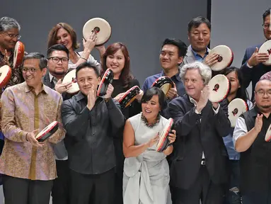 Kepala Badan Ekonomi Kreatif Triawan Munaf (ketiga kiri), dan Ketua JFW Svida Alisjahbana (ketiga kanan) memukul rebana pada pembukaan Jakarta Fashion Week 2018 di Senayan City, Jakarta, Sabtu (21/10). (Liputan6.com/Herman Zakharia)
