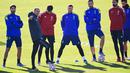 Para pemain Juventus mendengarkan instruksi pelatih Massimiliano Allegri selama sesi latihan di tempat latihan Continassa di Turin, Italia (7/12/2021). Juventus akan bertanding melawan Malmo pada Grup H Liga Champions di Allianz Stadium. (AFP/Marco Bertorello)