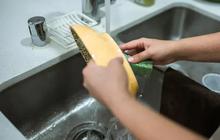 Cara Mudah Mencuci Piring Plastik Agar Tidak Bau Amis Daging Kurban, Cukup dengan Bahan Dapur