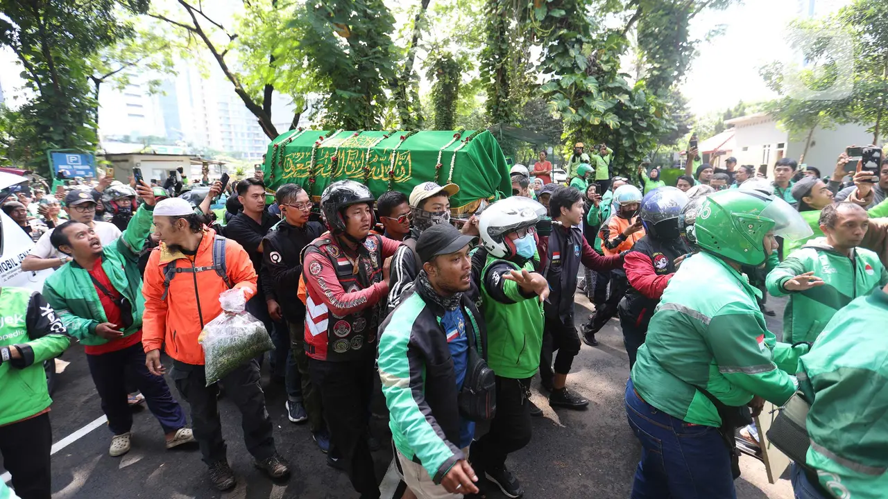Ribuan Ojol Iringi Pemakaman Affan Kurniawan di TPU Karet Bivak