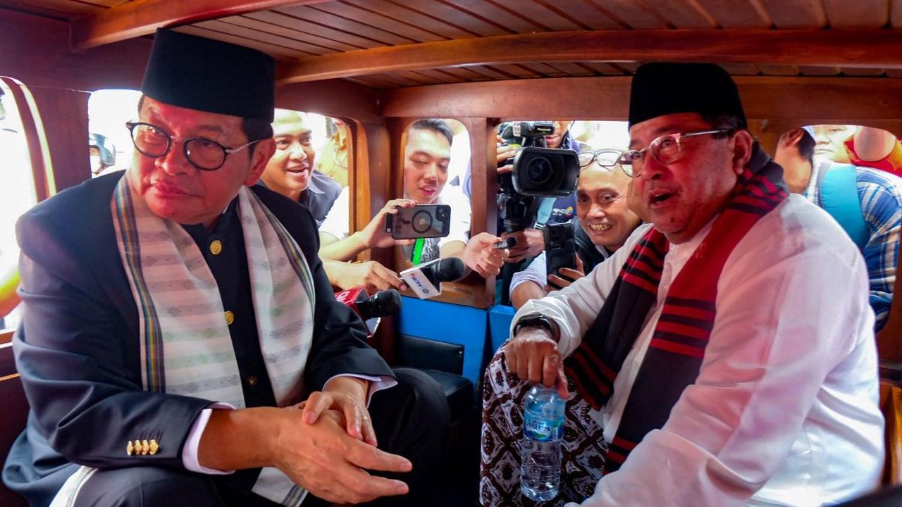 FOTO: Daftar Pilkada Jakarta, Pasangan Pramono Anung dan Rano Karno Naik Oplet "Si Doel" ke KPU, Ada Ahok Ikut dari Belakang