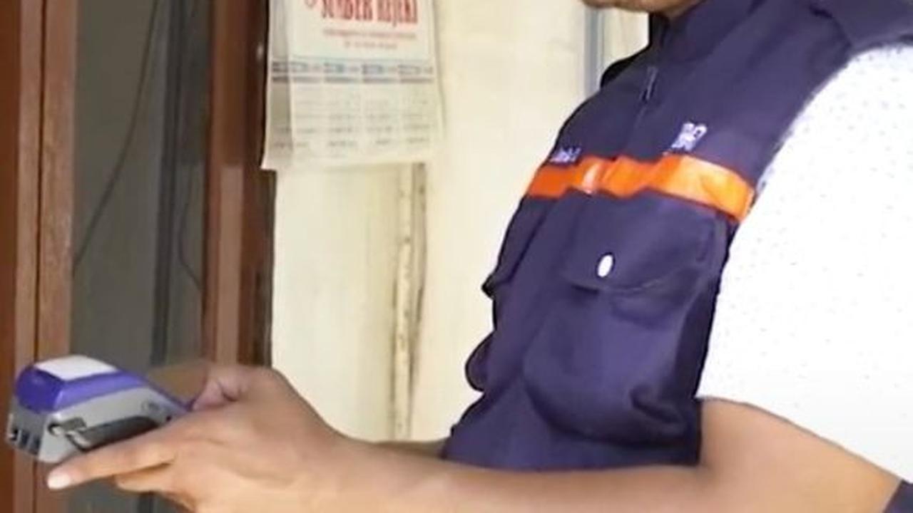 Di sinilah, Fahrudin Saleh (28) mengambil peluang menjadi AgenBRILink yang memudahkan transaksi keuangan dan layanan perbankan bagi masyarakat sekitar.