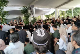 Warga antarkan jenazah Alex Noerdin ke TPU. (Antara)