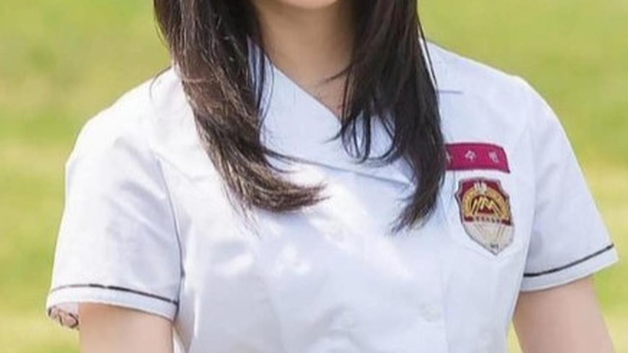 Hyang Gi tidak hanya dikenal sebagai aktris yang berbakat, tetapi juga sebagai peraih penghargaan untuk perannya yang mengesankan di berbagai proyek.