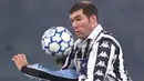 Gelandang Juventus, Zinedine Zidane, berebut bola dengan gelandang Lazio, Dejan Stankovic, pada laga Serie A di Stadion Olimpico, Roma, Minggu (28/11/1999). (AFP/Gabriel Bouys)