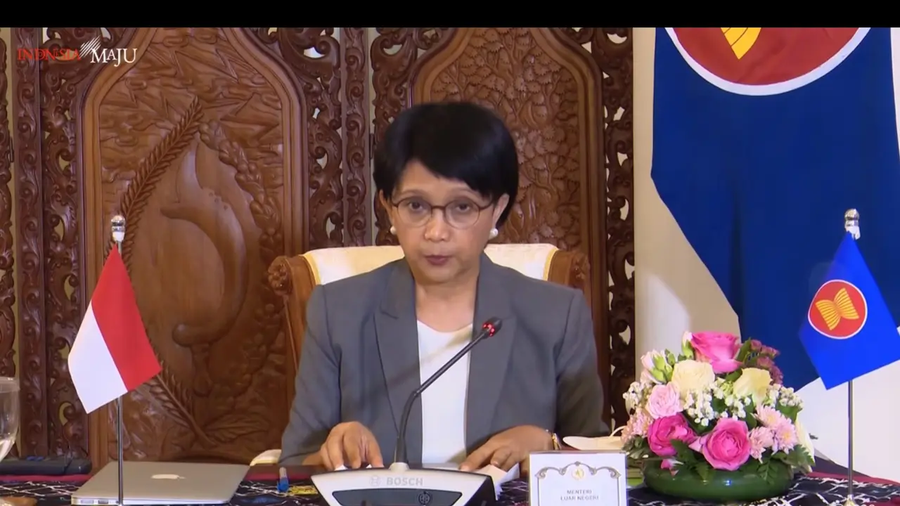 Menlu Retno Marsudi saat memberikan keterangan pers terkait KTT ASEAN ke-37.