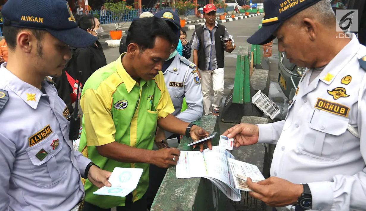 Petugas Dinas Perhubungan (Dishub) DKI Jakarta mengecek kesiapan angkutan mudik Lebaran di Terminal Kampung Rambutan, Jakarta, Jumat (8/6). Menurut Dishub, dari 37 bus yang dicek ada 26 dinyatakan tidak lulus uji kelaikan. (Liputan6.com/Immanuel Antonius)