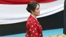 <p>Dalam acara pelantikan, Tina Toon tampil kenakan kebaya kutubaru merah motif jumputan. Kebaya tersebut ia padukan dengan kain lilit batik warna coklat. [Dok/KLY/Budy Santoso].</p>