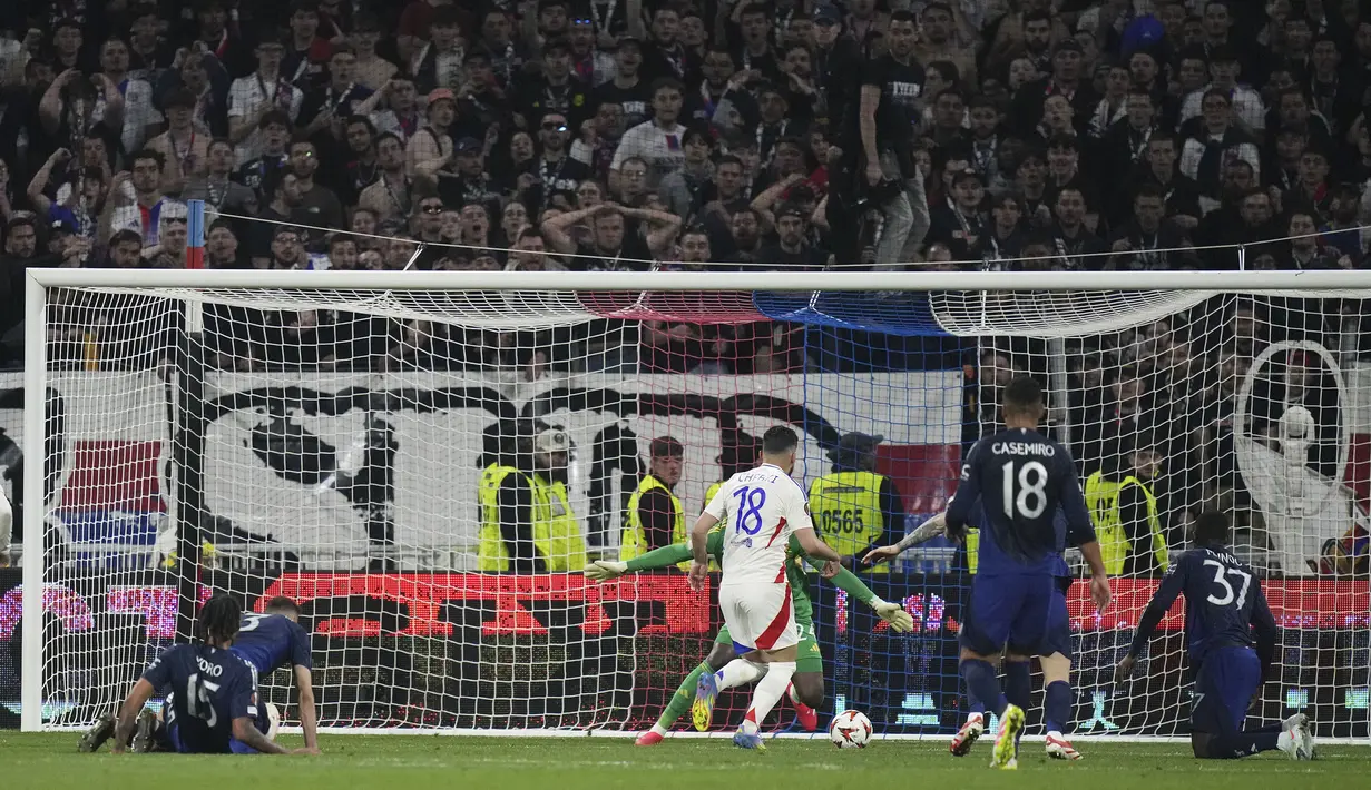 Pemain Lyon, Rayan Cherki (tengah) mencetak gol penyeimbang 2-2 ke gawang Manchester United dalam laga leg 1 perempat final Liga Europa 2024/2025 di Parc Olympique Lyonnais Groupama stadium, Decines-Charpieu, Prancis. (AP Photo/Thibault Camus)