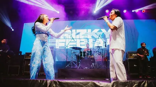 10 Potret Gaya Mahalini yang Selalu Totalitas saat Manggung dengan Busana Formal-Kasual