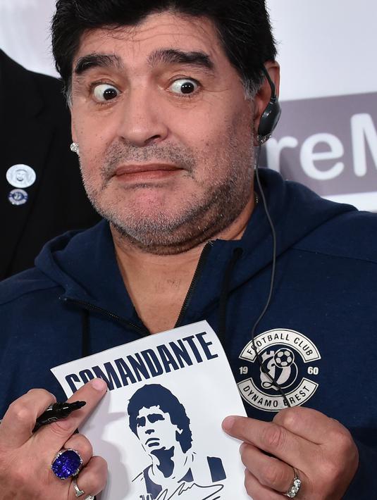Legenda Argentina, Diego Maradona pada konferensi pers perkenalan dirinya sebagai ketua Dinamo Brest di Belarus, Senin (16/7). Maradona menandatangani kontrak menjadi ketua Dinamo Brest dengan durasi tiga tahun. (AFP PHOTO / Sergei GAPON)