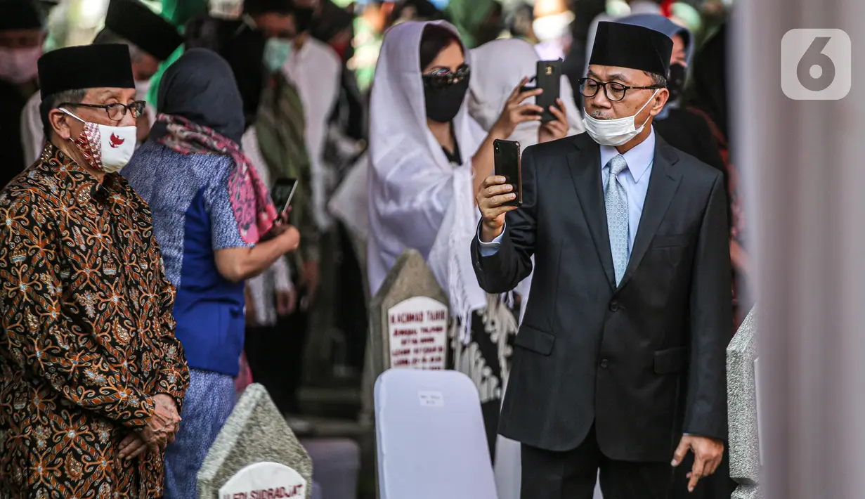 Politikus senior Partai Golkar Akbar Tanjung (kiri) dan Ketua Umum PAN Zulkifli Hasan (kanan) saat menghadiri pemakaman mantan KSAD Jenderal TNI (Purn) Pramono Edhie Wibowo di TMP Kalibata, Jakarta, Minggu (14/6/2020). (Liputan6.com/Faizal Fanani)