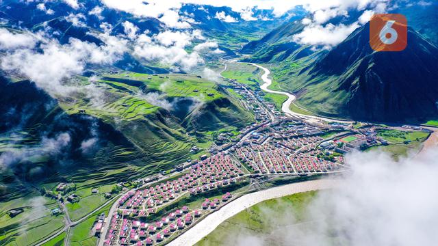 Pemandangan Memikat dari Qamdo di Tibet
