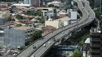 Suasana JLNT Casablanca, Jakarta, Jumat (7/4). Meski ada rambu larangan melintas, sejumlah pengedara motor tetap nekat melintasi jalan layang tersebut. Pemotor tersebut tidak mengindahkan keselamatan. (Liputan6.com/Faizal Fanani)