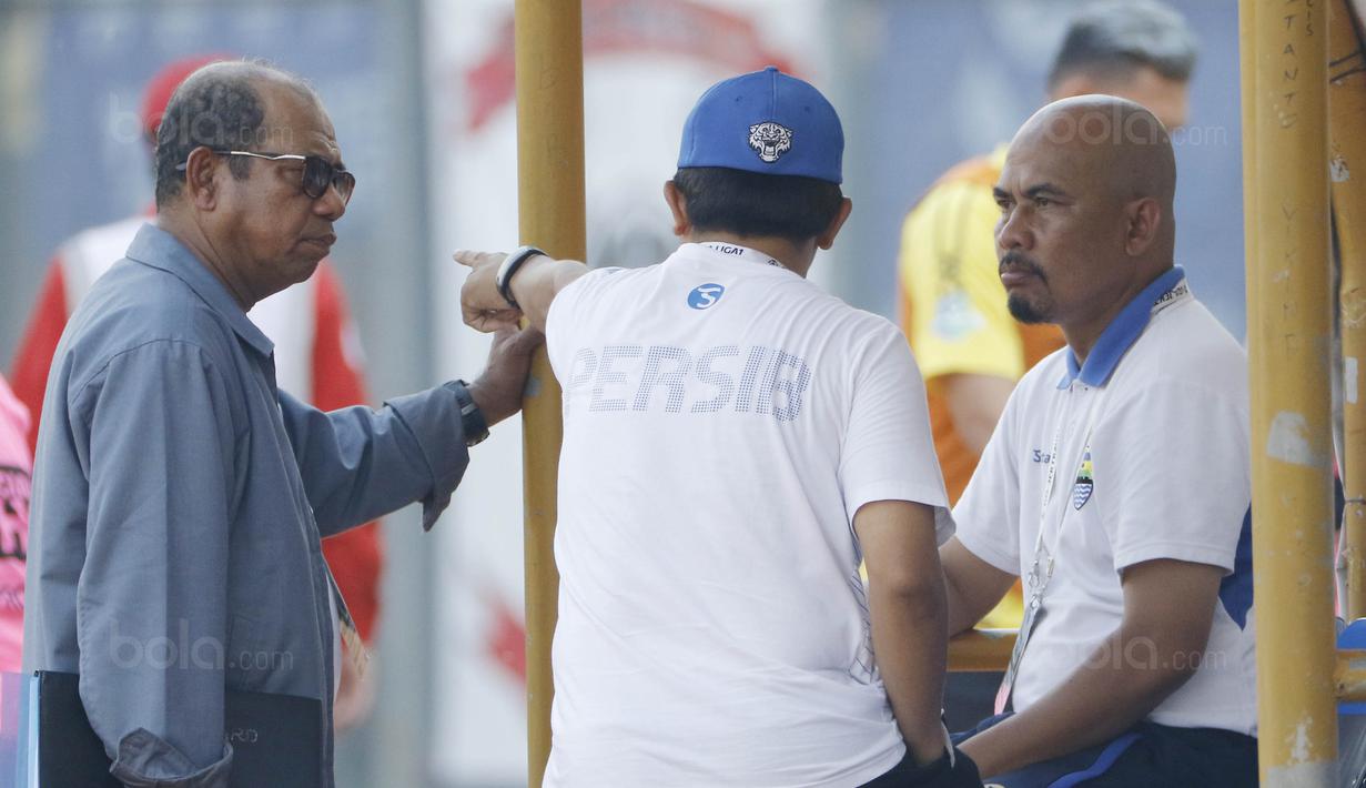 Pelatih Persib, Emral Abus, berdiskusi dengan staf pelatih saat melawan Semen Padang pada laga Liga 1 Indonesia di Stadion Si Jalak Harupat, Bandung, Sabtu, (9/9/2017). Persib ditahan imbang 2-2 oleh Semen Padang. (Bola.com/M Iqbal Ichsan)
