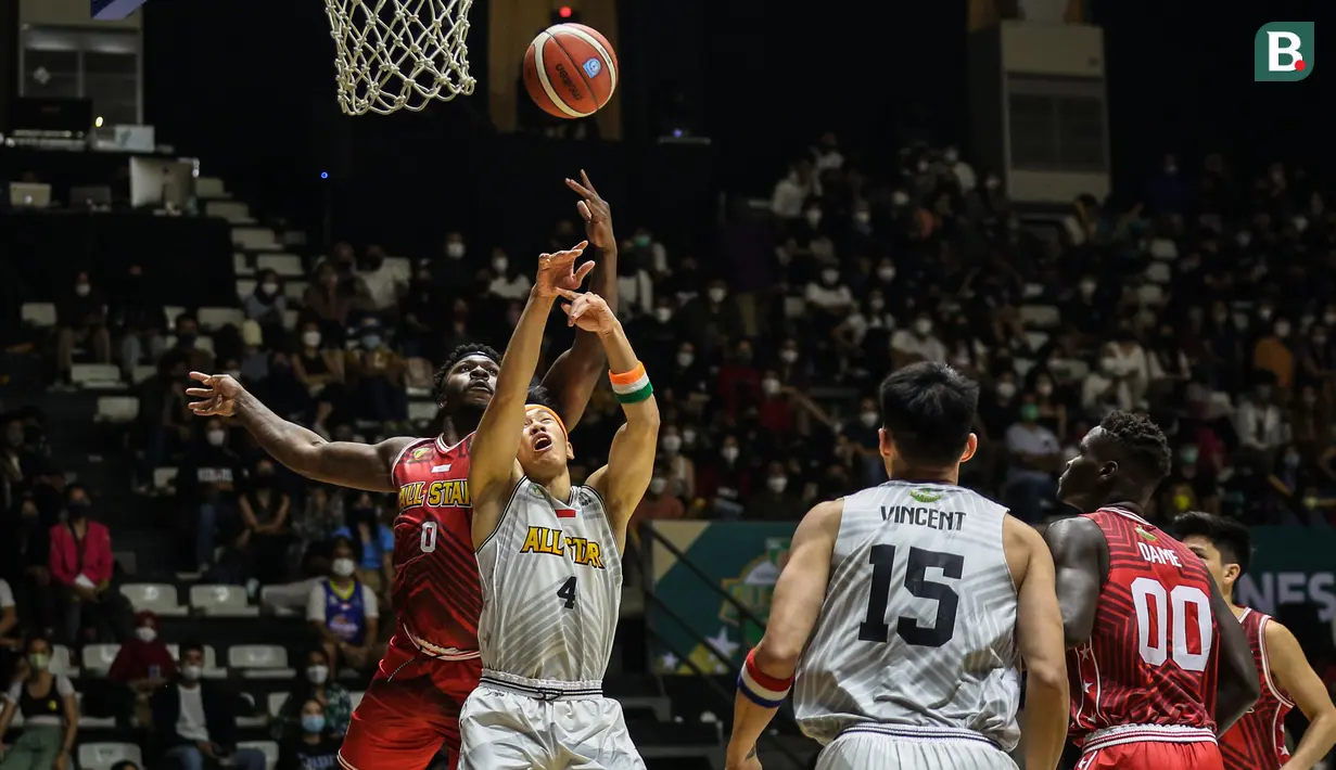 Tyre Jamal Robinson (kiri) berebut bola dengan Abraham Damar Grahita saat laga IBL All Star 2022. (Bola.com/Bagaskara Lazuardi)