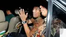 Haji Lulung masuk ke dalam mobil yang telah menjemputnya usai menjalani pemeriksaan di Bareskrim Mabes Polri, Jakarta, Kamis (30/04/2015). Haji Lulung diperiksa sebagai saksi kasus dugaan tindak pidana korupsi pengadaan UPS. (Liputan6.com/Andrian M Tunay)