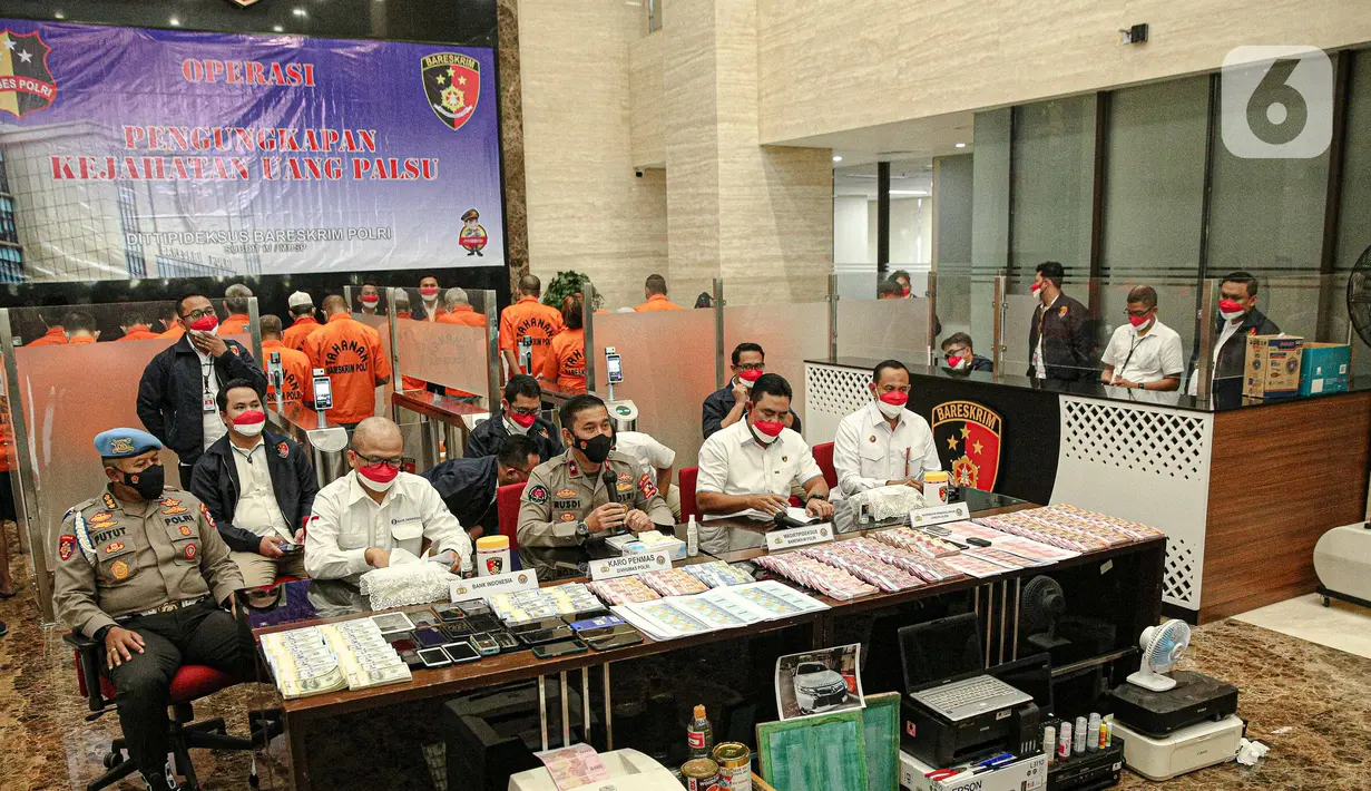 Karopenmas Divisi Humas Polri Bridgjen Rusdi Hartono (kedua kiri)  memberikan keterangan saat rilis pengungkap penyebaran uang palsu di Gedung Lobby Bareskrime Mabes Polri, Jakarta, Kamis (23/9/2021).  (Liputan6.com/Faizal Fanani)