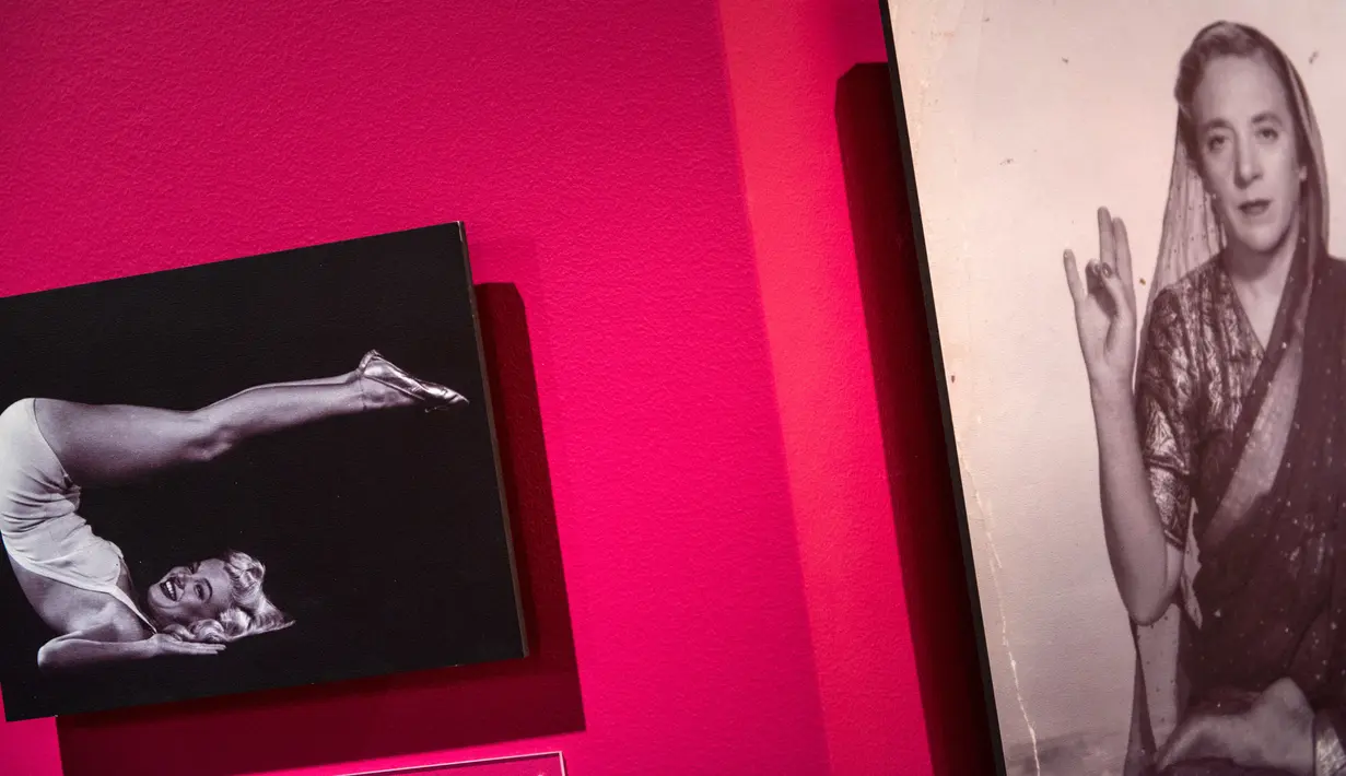Sebuah foto menunjukkan ikon Hollywood Marilyn Monroe mempraktekkan yoga di Smithsonian Museum of Natural History 27 Februari 2014. Marilyn Monroe mempraktekkan yoga dibawah bimbingan instruktur yoga Indra Devi. (AFP Photo/Brendan Smialowski)