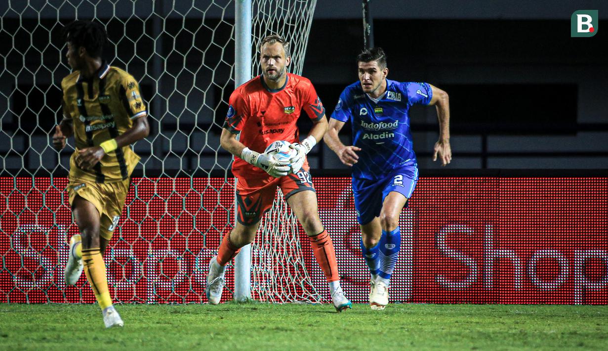 Kiper Dewa United, Sonny Stevens pada laga pekan ketiga BRI Liga 1 2023/2024 antara Persib Bandung melawan Dewa United di Stadion GBLA, Bandung, Jumat (14/07/2023). (Bola.com/Bagaskara Lazuardi)