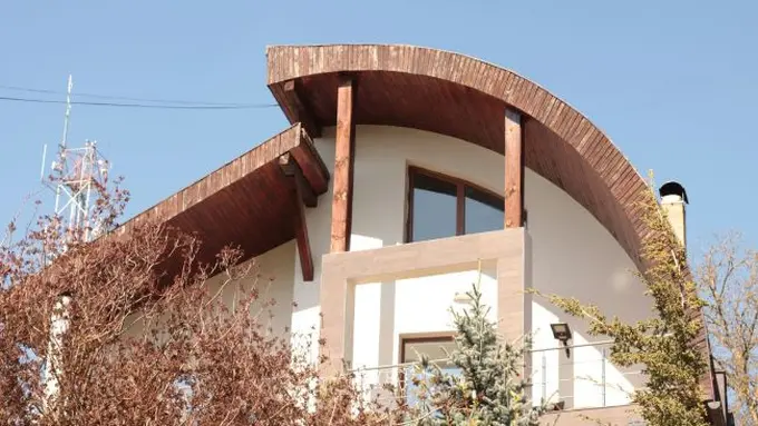 Ilustrasi Model Rumah Atap Miring ke Belakang (Credit: Theo Lonic/Unsplash)