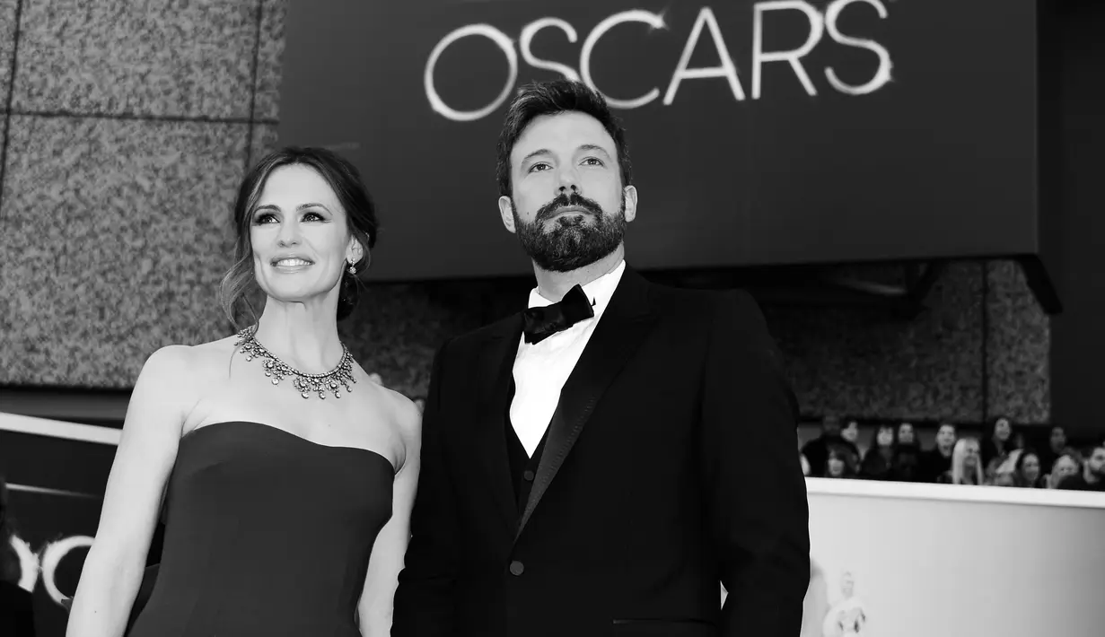 Jennifer baru akan menerima Ben kembali ketika dirinya benar-benar diyakinkan oleh Ben Affleck. (FREDERIC J. BROWN / AFP)