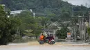 Tim penyelamat dikerahkan untuk korban banjir di Hulu Langat, luar Kuala Lumpur, Malaysia, Minggu (19/12/2021). Kuala Lumpur dan perkampungan sekitarnya dilanda banjir akibat hujan deras selama dua hari, menyebabkan ribuan warga mengungsi dan banyak jalan yang memutus akses. (Foto AP/Vincent Thian)