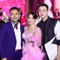 Tampil Pakai Dress Bulu-Bulu, Ini 6 Potret Ulang Tahun Angel Karamoy. (Foto: Instagram/ nobitamakeupartist)