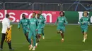 Para pemain Real Madrid melakukan pemanasan selama mengikuti sesi latihan di Stadion Olimpiyskiy di Kyiv, Ukraina, Senin (18/10/2021). Real Madrid akan bertanding melawan Shakhtar Donetsk pada Grup D Liga Champions di NSC Olimpyskiy. (AP Photo/Efrem Lukatsky)