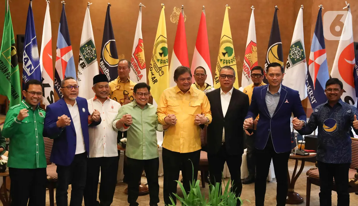 Presiden PKS Ahmad Syaikhu, Ketua Umum Partai Demokrat Agus Harimurti Yudhoyono, Ketua Umum Partai Golkar Airlangga Hartarto, Ketua Umum PKB Muhaimin Iskandar, Ketua Umum PAN Zulkifli Hasan, Wakil Ketua Umum Partai NasDem Ahmad Ali berfoto bersama saat silaturahmi awal tahun di Hotel Dharmawangsa, Jakarta, Minggu (8/1/2023). Delapan pimpinan partai politik bertemu untuk membahas sistem proporsional tertutup dalam pelaksanaan Pemilu 2024 yang diwacanakan oleh Ketua Komisi Pemilihan Umum (KPU). (Liputan6.com/Herman Zakharia)