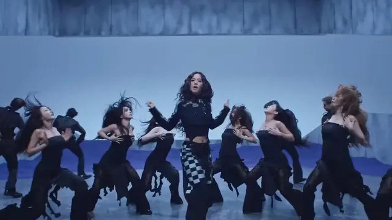 Jisoo BLACKPINK Tampil Edgy dalam Dior untuk Video Performance 'Earthquake'