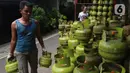 Pekerja membawa tabung gas LPG 3 kilogram (kg) di Jakarta, Rabu (16/12/2020). Kenaikan gas elpiji 3 kg pada 2021 tersebut dengan mempertimbangkan kebutuhan gas yang terus meningkat terutama di masa pandemi Virus Corona. (Liputan6.com/Angga Yuniar)