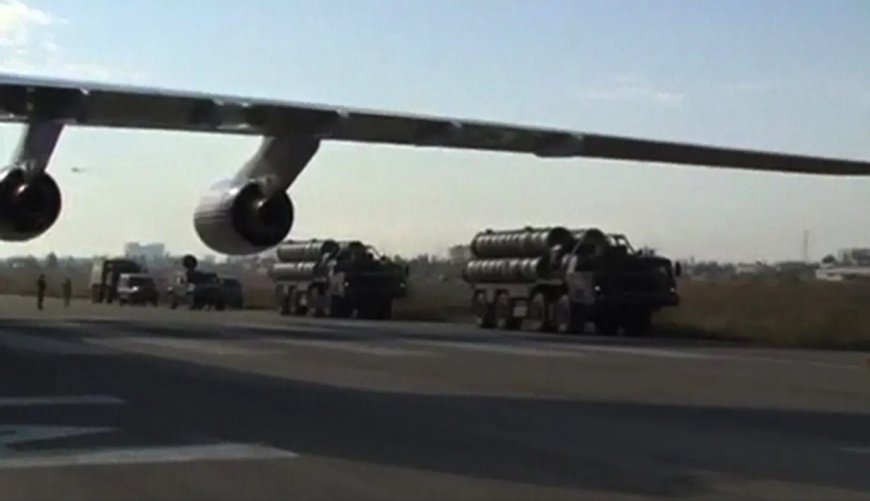 Sejumlah Rudal S-400  tiba di pangkalan udara Hmeymim di Suriah. Rusia mengirim sistem rudal pertahanan udara untuk melindungi jet mereka saat tengah beroperasi menjalankan misi di dekat wilayah udara perbatasan Turki-Suriah. (Reuters)