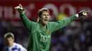 Edwin Van Der Sar diboyong MU dari Fulham dengan harga 2 juta poundsterling. Meskipun tiba di Old Trafford pada usia 34 tahun, namun kiper asal Belanda ini bisa mendapatkan kepercayaan menjadi andalan MU. (AFP/Adrian Dennis)