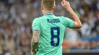 Selebrasi pemain Real Madrid, Toni Kroos, setelah mencetak gol spektakuler ke gawang Valencia di semifinal Piala Super Spanyol, Kamis (9/1/2020) dini hari WIB. (AFP/Fayez Nureldine)
