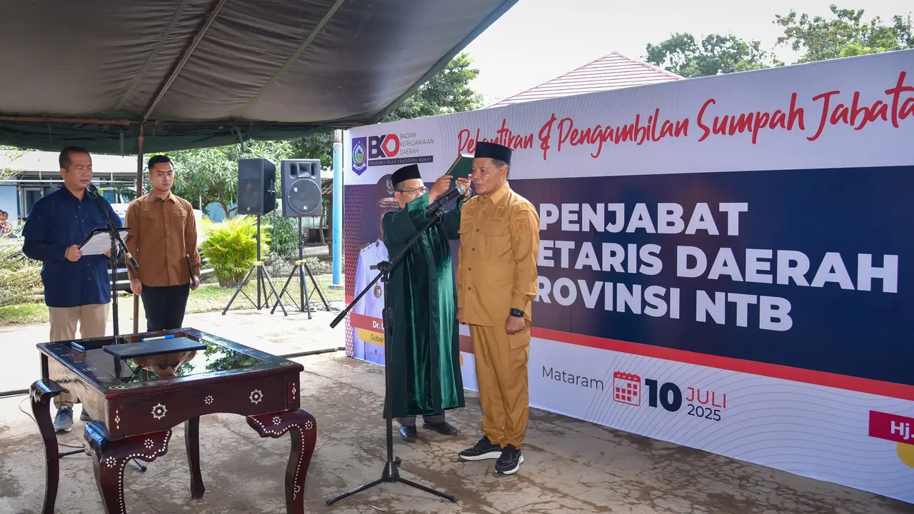 Gubernur Nusa Tenggara Barat (NTB) Lalu Muhamad Iqbal resmi melantik Lalu Moh. Faozal sebagai Penjabat (Pj) Sekretaris Daerah NTB (Istimewa)