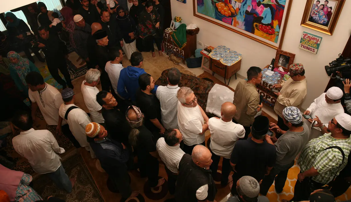 Sys NS dimakamkan hari ini juga, Selasa (23/1/2018) di TPU Jeruk Purut, Jakarta Selata, sesaat setelah selesai disemayamkan di rumah duka. (Nurwahyunan/Bintang.com)