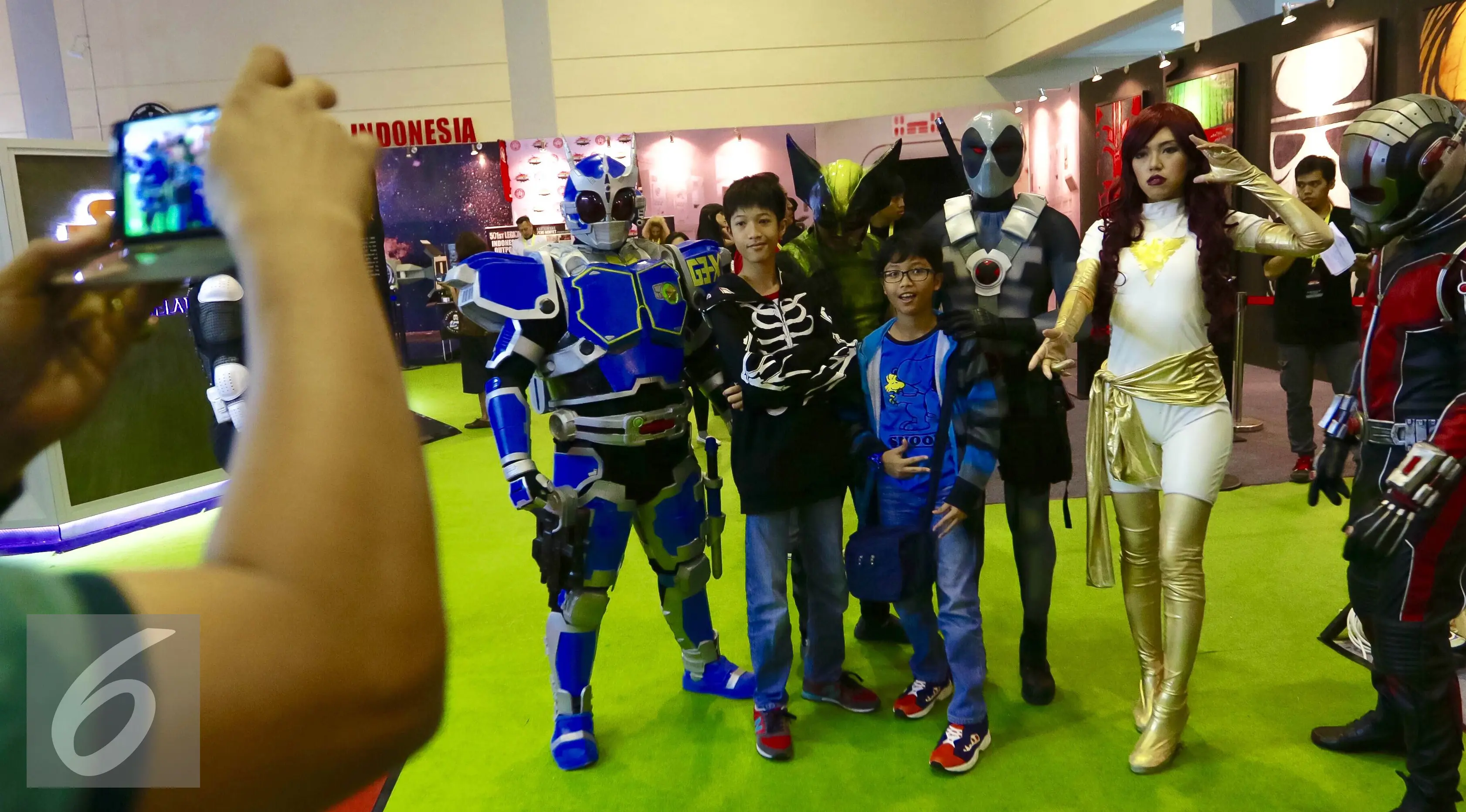 Pengunjung berfoto bersama para tokoh comic con di pameran Indonesia Comic Con di JCC, Jakarta, Sabtu (14/11). Lebih dari 80 produk baru dan eksklusif diperkenalkan pada pameran tersebut. (/Fery Pradolo)