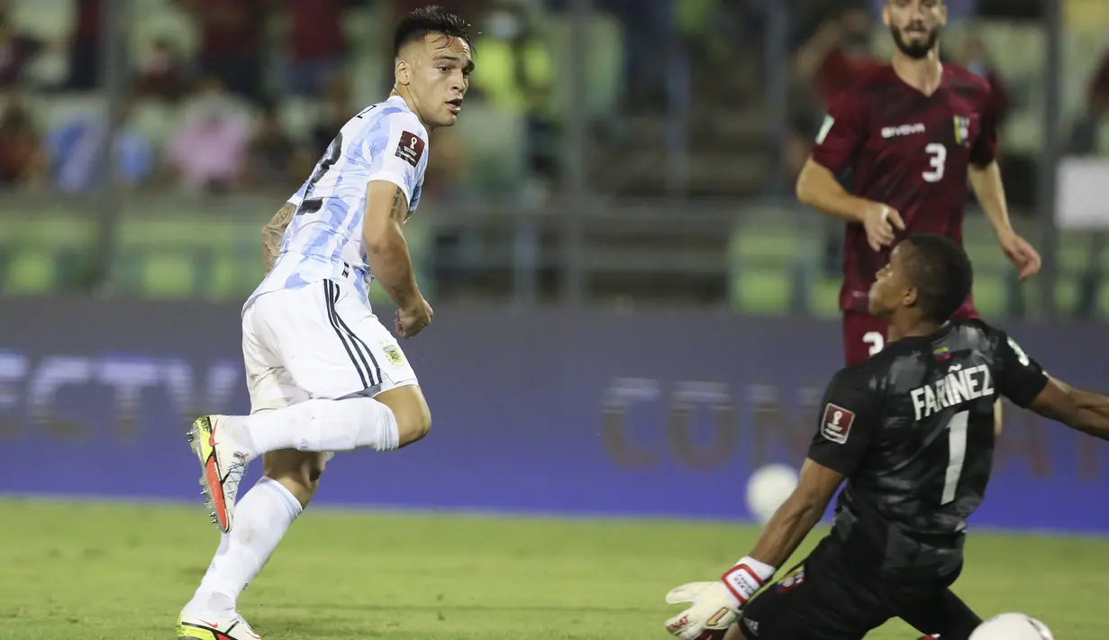 Pemain Argentina Lautaro Martinez (kiri) mencetak gol ke gawang Venezuela pada pertandingan kualifikasi Piala Dunia 2022 di Caracas, Venezuela, Kamis (2/9/2021). Argentina menang 3-1. (Edixon Gamez, Pool via AP)