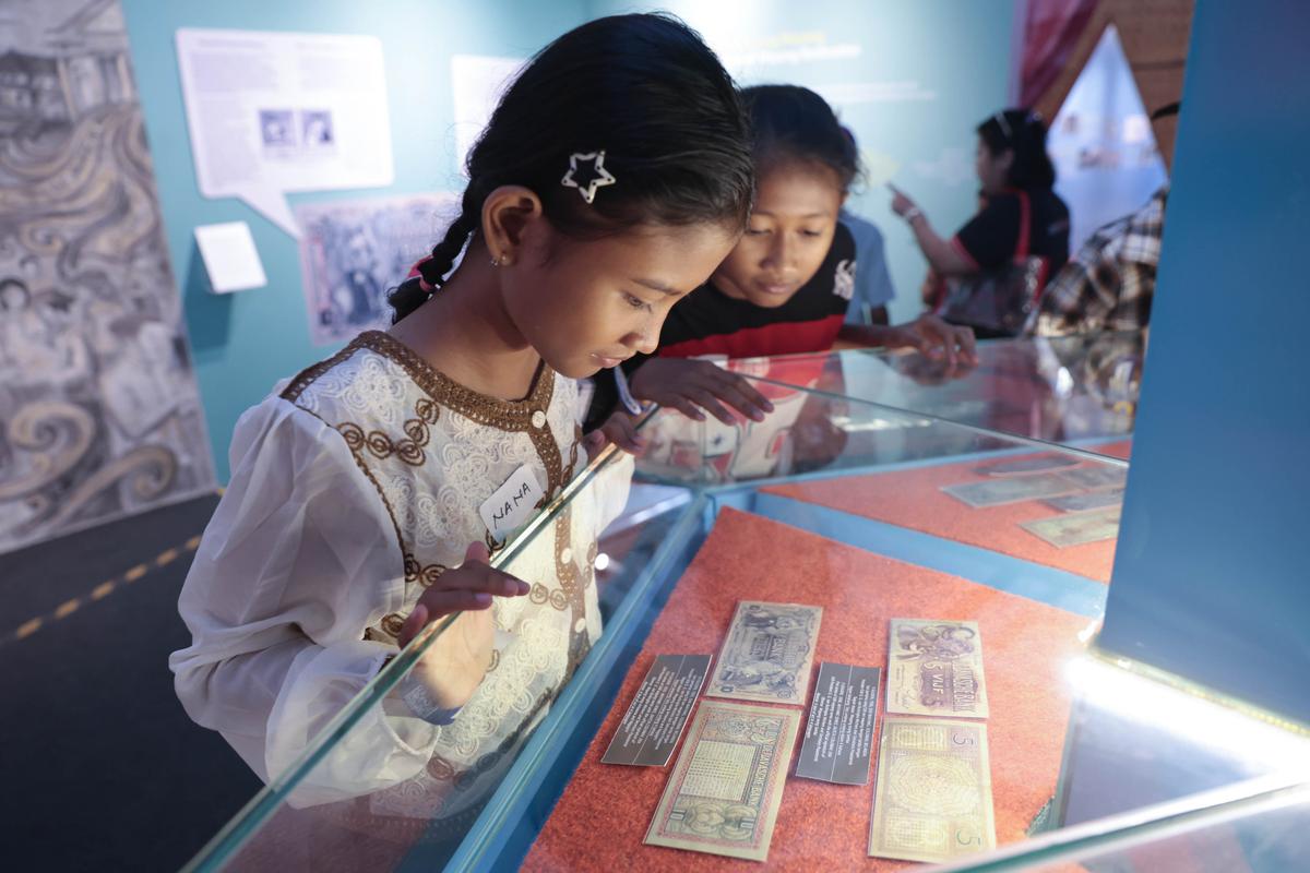 Anak Pekerja Sampah Belajar Sejarah di Kota Tua
