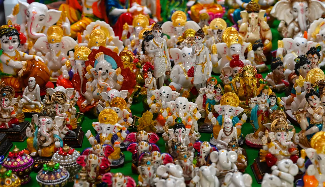 Miniatur patung Ganesa atau Ganesha, dewa berkepala gajah, dan ornamen dekorasi lainnya dipajang di sebuah toko menjelang Diwali, festival cahaya bagi umat Hindu, di distrik Little India di Singapura pada 23 Oktober 2020. (Photo by Roslan RAHMAN / AFP)