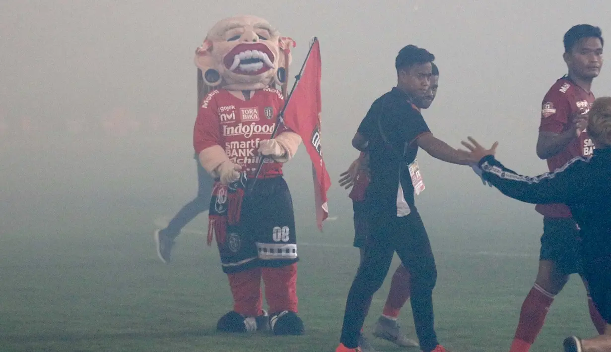 Maskot Bali United, Cebol, masuk lapangan usai melawan Madura United pada laga Liga 1 2019 di Stadion Kapten I Wayan Dipta, Bali, Minggu (22/12). Bali kalah 0-2 dari Madura. (Bola.com/Aditya Wany)