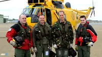 Roto kenangan Pangeran William bersama rekan-rekannya didi depan helikopter Sea King mereka di Lembah RAF di Anglesey , Wales utara. (AFP/John Stillwell/wwn)