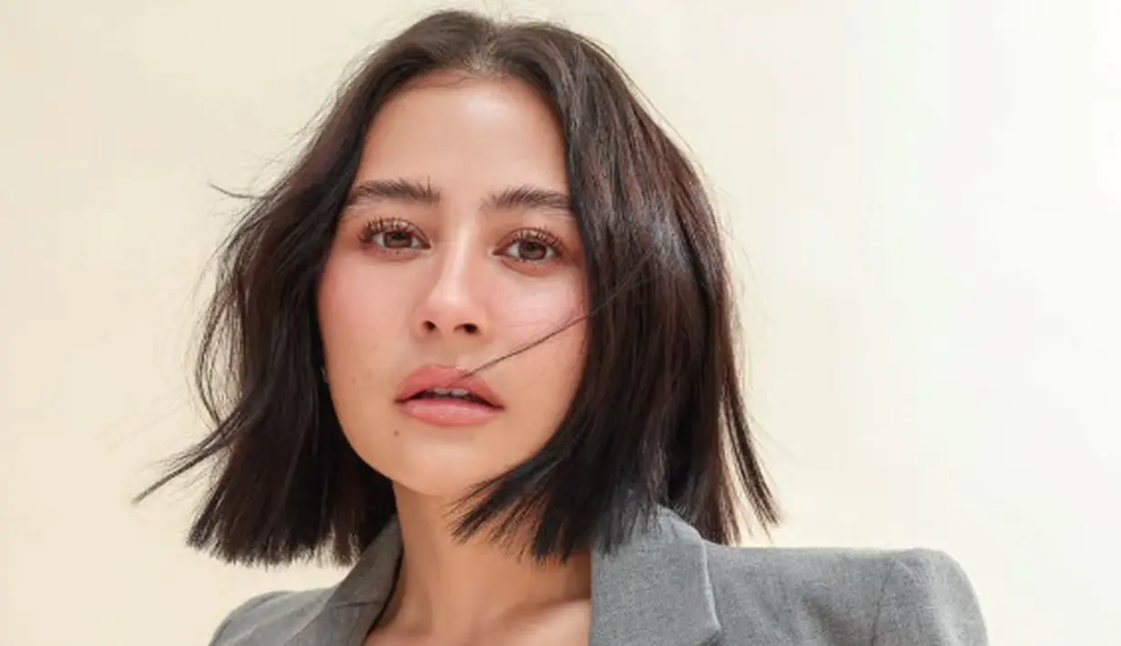 Gaya fashion lady boss ala Prilly Latuconsina identik dengan potongan yang tegas, siluet rapi, dan pilihan warna yang sophisticated. Blazer menjadi salah satu item andalannya.  (Foto: Prilly Latuconsina)