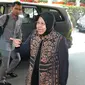 Walikota Surabaya, Tri Rismaharini saat tiba di kantor Kementerian PANRB, Jakarta, Selasa (4/8/2015). Risma mendatangi Kemenpan-RB dalam rangka optimalisasi pelayanan publik dan reformasi birokrasi di daerah. (Liputan6.com/Andrian M Tunay)