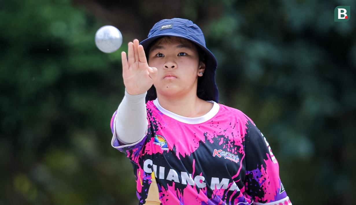 Sejumlah warga Thailand memainkan olahraga Petanque di Lapangan Latih Dua Kompleks 700th Anniversary of Chiang Mai Stadium, Kamis (11/12/2025).