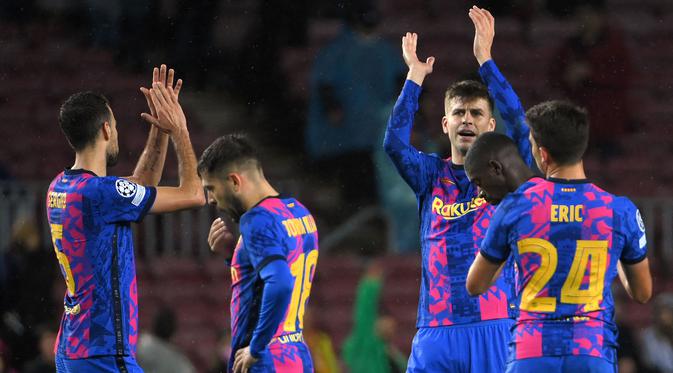 Lagkah Barcelona di Liga Champions 2021/2022 harus terhenti usai finis di posisi ke 3 klasemen akhir Grup E. Hal tersebut membuat Blaugrana harus turun kasta dan berlaga di Liga Europa atau Liga Malam Jumat untuk pertama kalinya sejak musim 2003/2004. (AFP/Lluis Gene)