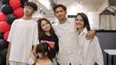Ini adalah momen kebersamaan keluarga kecil Ibnu Jamil dan Ririn Ekawati saat anniversary kafe milik Ibnu dan Ririn Ekawati. Dhofin yang dingin dan terlihat cuek, Jasmine Abeng yang selalu pamer senyuman manisnya, dan Cattleya dengan tingkah gemasnya, anak-anak Ibnu Jamil dan Ririn Ekawati seperti saling melengkapi satu sama lainnya. (Liputan6.com/IG/@ririnekawati)